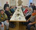 Bild: jr
Rund 40 Seniorinnen und Senioren waren zu einem Adventsnachmittag ins Leonberger Pfarr- und Jugendheim gekommen. Mit dabei waren auch Pfarrer Anton Witt (stehend, links) sowie (stehend, von rechts) Mesnerin Anni Köppel und Gertrud Männer, Leiterin der Seniorenarbeit in der Pfarrei Leonberg.