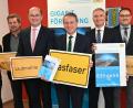 Bild: gf
Mit fast 840.000 Euro Förderung lässt sich der Glasfaserausbau in der Gemeinde Poppenricht verwirklichen. Dritte Bürgermeisterin Claudia Kammerl, Zweiter Bürgermeister Konrad Scharl, Finanz- und Heimatminister Albert Füracker, Bürgermeister Hermann Böhm, Landtagsabgeordneter Harald Schwartz, Vermessungsdirektor Joachim Gesierich vom Amt für Digitalisierung, Breitband und Vermessung und Ministerialrat Bernd Geisler (von links).
