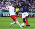 Bild: Tom Weller/dpa
Dayot Upamecano (r) im Zweikampf mit Polens Jakub Kaminski.