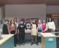Bild: Öko-Modellregion Amberg-Sulzbach/Amberg/exb
Von links: Direktorin Helga Gradl, Öko-Modellregionsmanagerin Annika Reich und Richard Lehmeier, Geschäftsführer LPV AS, mit einigen Schülern und Hauswirtschaftslehrerin Elisabeth Jäger.