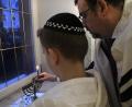 Archivbild: Petra Hartl
Bei der Chanukka-Feier der jüdischen Gemeinde entzündet Rabbiner Elias Dray mit einem Buben in der Synagoge in Amberg eine Kerze am achtarmigen Chanukka-Leuchter.
