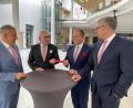 Bild: phs
Den Staffelstab als neuer Sparkassenchef übernimmt Hans-Jörg Schön (Zweiter von rechts) von Ludwig Zitzmann. Ihn unterstützt im Vorstand Jens Michael Heine (rechts). Das hat der Verwaltungsrat um Roland Grillmeier (links) abgesegnet.