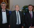 Bild: Gerd Spies
Der scheidende Amtsleiter der Justizvollzugsanstalt Amberg, Wilfried Schmalzbauer (links), und sein Nachfolger Roland Retzbach (rechts) mit dem Amtschef im Bayerischen Justizministerium, Prof. Dr. Frank Arloth.