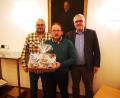 Bild: bnr
Seit 63 Jahren betreute die Firma Rehwitzer aus Luhe die technischen Anlagen des Zweckverbandes Glaubendorfer Gruppe. Zum Jahresende verabschiedeten Vorsitzender Richard Tischler (rechts) und sein Stellvertreter Armin Kiener (links) Georg Rehwitzer in den Ruhestand.