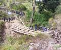 Bild: mma
Die Bauern in Bolivien arbeiten mit einfachsten Mitteln: eine neue Brücke braucht den Einsatz des ganzen Dorfes.