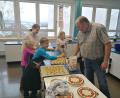 Bild: Pia Lang/exb
Die Kinder der Ringelstein-Schützen beim Plätzchenbacken in der Küche der Schule in Bad Neualbenreuth. Rechts Zweiter Vorstand Günter Kraus.
