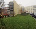 Bild: Wolfgang Steinbacher
Das Caritas-Altenheim an der Friedlandstraße braucht eine Generalsanierung. Doch bevor die beginnen kann, wird zuerst neben dem Eingangsbereich ein Neubau entstehen: In ihn ziehen Bewohner des Heims dann um, damit die Arbeiten am Altbau beginnen können.