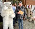 Bild: phs
Hans Riedlbauer gibt mit Mitstreitern und Maskottchen "Olga" vom "Aktionsbündnis Walderhalt" einen Offenen Brief im Rathaus ab.