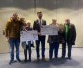 Bild: Vanessa Drexler/exb
Stellvertretender Gebietsdirektor Martin Maier (Mitte) überreichte (von links) Christian Vogl, Sabine Vogl, Milena Vogl, Kornelia Fuchs und Theo Fuchs die symbolischen Schecks.