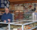 Archivbild: Portner
Kaufmann Josef Köck ist enttäuscht, dass die Idee „Nahversorger mit Klöppelzentrale“ seiner Auffassung nach gestorben ist. Er führt ab Januar 2023 nur noch den Klöppel-Shop weiter, samt Ausverkauf des bisherigen Sortiments.