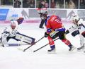 Bild: Roland Rappel
Die Blue Devils gewannen am Freitagabend das Spitzenspiel beim Deggendorfer SC mit 3:1. Der überragende Akteur bei Weiden war Goalie Jaroslav Hübl (links), mit im Bild Kurt Davis (rechts) und der Deggendorfer Curtis Leinweber.