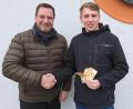Bild: KLJB Münchenreuth/exb
Walter Heindl (links) und Lukas Forster bei der Übergabe der Spende für Sr. Monika.