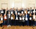 Bild: Tobias Hase / stmuk
Für die Realschule am Tor zur Oberpfalz nahm Beratungsrektor Walter Thurn (hinten, Dritter von links) aus den Händen der Staatsminister Michael Piazolo (hinten rechts) und Klaus Holetschek (hinten links) die Auszeichnung entgegen.