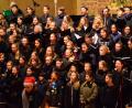 Bild: Kunz
Das Augustinus-Gymnasium versetzt das Publikum mit seinen musikalischen Darbietungen in Weihnachtsstimmung: Unterstufenchor, Großer Chor, Lehrerchor und Orchester interpretieren gemeinsam John Rutters "Christmas Lullaby".