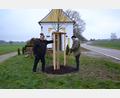 Bild: gi
Kapellenpfleger Hans-Josef Völkl (rechts) organisierte die Neupflanzung einer Linde neben der Sebastians-Kapelle bei Burgtreswitz. Pfarrer Udo Klösel dankte im Namen der Pfarrei Moosbach.