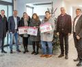 Bild: Tanja Schedl, Kassecker/exb
Geschäftsführer Arno Schwarz (rechts) und Tobias Bauernfeind (links) zusammen mit den Gesellschaftern Bernd Fürbringer (Zweiter von links) und Josef Andritzky (Zweiter von rechts) bei der Spendenübergabe an Katja Bloßfeldt, Brigitte Nickl sowie Monika Demmer (von links).