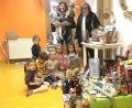 Bild: wro
Bei einer vom Elternbeirat des Kinderhauses Sankt Marien initiierten Spendenaktion kamen viele Spenden für die Mitterteicher Tafel zusammen. Rechts im Bild Tafel-Vorsitzende Nicole Fürst, links Kinderhaus-Leiterin Katja Höfer-Nickl.