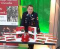 Bild: egl
Der Autor und stellvertretende Vorsitzende der Feuerwehr Ursensollen, Alexander Graf, stellt sein Werk vor.