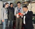 Bild: Pressestelle Stadt Weiden/exb
Helena Staeck, Alexander Romanov und Fabian Leonhardt vom Verband Christlicher Pfadfinderinnen und Pfadfinder übergeben das Friedenslicht an Oberbürgermeister Jens Meyer.