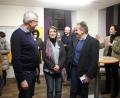 Bild: Gabi Schönberger
Manfred Weiß (links) und Diakon Karl Rühl freuen sich auf die Zusammenarbeit mit Stefanie Wildenrother. Sie macht den Job als Integrationslotsin erst seit Kurzem.