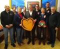 Bild: lei
Bei der offiziellen Übergabe des Defibrillators in Achtel überbrachte VR-Bank Vorstandsmitglied Martin Sachsenhauser (Mitte) die Spende an die Vorsitzende Rita Hafner und ihr Team.