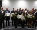 Bild: bk
Die Barbara-Medaille erhalten Liane Adam, Johanna Krauß, Anita Bauer (vorne von links), dahinter Johann Heibl, Alexander Kummer, Hans Rodler, Herbert Rudolph. Ihnen gratulieren (von links) Bürgermeister Ludwig Biller, die Stellvertreter Severin Hirmer (rechts) und Thomas Schönberger (hinten Mitte) sowie die Fraktionschefs Rainer Vater und Julian Kraus (hinten von rechts).
