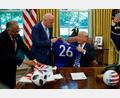 Bild: Evan Vucci/AP/dpa
Carlos Cordeiro (l), Präsident des US-Fußballverbandes, und FIFA-Präsident Gianni Infantino (M) bei einem Termin beim damaligen US-Präsidenten Donald Trump.