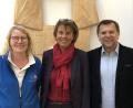 Bild: Andreas Royer
Neue Geschäftsführerin des Kreis-Caritasverbandes Amberg-Sulzbach wird zum 1. Januar 2023 Birgit Singer-Grimm (Mitte). Sie folgt auf Günter Koller (rechts), der in die Altersteilzeit eintritt. Stellvertretende Geschäftsführerin bleibt weiterhin Brigitte Riederer (links).