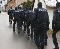Bild: Bodo Schackow/dpa/Archivbild
Einsatzkräfte der Polizei laufen während einer Durchsuchung zum Jagdschloss Waidmannsheil.