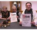 Bild: wro
Für zehn Jahre Treue zum AWO-Ortsverein Fuchsmühl zeichnete Vorsitzende Ramona Glowka (links) die Eheleute Elke und Edwin Ulrich (von rechts) mit einer Urkunde aus.