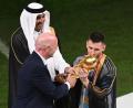 Bild: Robert Michael/dpa
Der Emir von Katar und FIFA-Präsident Gianni Infantino übergeben Lionel Messi den WM-Pokal.