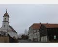 Bild: fks
Kommt jetzt der Neubau? Am 20. Dezember soll der Förderbescheid übergeben werden und die alte Metzgerei in Premenreuth (rechts im Bild) kann abgerissen und neu errichtet werden.