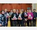 Bild: Mütterverein Fuchsmühl/exb
Neun Mitglieder der Bastelgruppe freuten sich über Ehrungen. Links im Bild Anna Koller, Vorsitzende des Frauen- und Müttervereins Fuchsmühl, rechts Pfarrer Joseph.