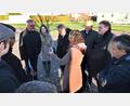 Bild: gf
So hört sich der Audioguide zum Poppenrichter Rundwanderweg an. Katja Stiegler (Bildmitte) wählt die Telefonnummer mit Münchner Vorwahl und dann gibt es gut zwei Minuten interessante Infos zu Poppenricht und dem Gasthaus „Zu den drei Mohren“. Links die P-Seminaristen, rechts die Bürgermeister Hans-Martin Schertl, Bernhard Lindner und Hermann Böhm.