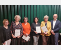 Bild: Alfons Stangl/exb
Geschäftsführer Daniel Bronold (rechts) und stellvertretende Pflegedienstleiterin Johanna Pfaff (links) zeichneten Rita Schwarzmeier, Franziska Schieder, Michaela Völkl und Ramona Pfaff (von links) aus.
