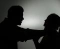 Symbolbild: Jan-Philipp Strobel/dpa
Ein Mann würgt seine Frau, hier im Symbolbild dargestellt: Wegen gefährlicher Körperverletzung musste sich ein 23-Jähriger aus dem Landkreis Tirschenreuth vor dem Schöffengericht verantworten.