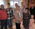 Bild: fvo
Im Kreise seiner Familie feiert Robert Neubauer (Dritter von links) seinen 80. Geburtstag.