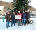 Bild: bsc
Herzlichen Dank sagte Herbert Putzer (Mitte) für die Spende aus Frauenreuth. Initiator Kurt Schramm (Zweiter von links) überreichte den Gesamterlös von 2500 Euro mit Hauptkassier Patrick Stengl (Zweiter von rechts) und Schützenverein-Vorsitzendem Wolfgang Schlicht (links) sowie dem Vorsitzenden der Dorfgemeinschaft, Gottfried Härtl (rechts).