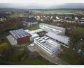 Bild: Wolfgang Erhart/exb
Blick auf die Waldershofer Container-Schule (im Vordergrund). Links die neue Sporthalle, die während der Generalsanierung der Jobst-vom-Brandt-Schule (hinten) zur Hälfte für die Nachmittagsbetreuung genutzt wird.