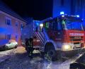 Bild: Feuerwehr Kemnath/exb
Ein aufmerksamer Nachbar bemerkte in der Nacht zum Samstag einen ausgelösten Rauchwarnmelder in einem Gebäude in der Kemnather Innenstadt, setzte den Notruf ab und eilte zur Hilfe. Atemschutzkräfte der Feuerwehr Kemnath durchsuchten das Anwesen.