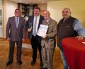 Bild: Gebele/exb
Die Verbandsplakette mit Glaspokal wurde für 70 Jahre Zugehörigkeit Georg Wienzek (Zweiter von rechts, SV Freudenberg) übergeben, um rahmt von Albert Kellner (Zweiter von links), Bezirksschiedsrichterobmann Markus Weigert (links) und
Gruppenobmann Thomas Gebele (rechts).
