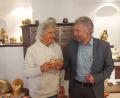 Bild: ubb
Mit einem Glas Sekt stießen Jubilar Tom Brankovic und Bürgermeister Lothar Müller (von links) auf den Geburtstag des Künstlers an.