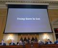 Bild: Jacquelyn Martin/AP/dpa
„Trump knew he lost“ steht auf einer Leinwand während der Sonderausschuss des Repräsentantenhauses.