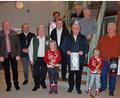 Bild: J. Kiener, GZV Pfreimd/exb
Das Bild entstand nach der Siegerehrung und zeigte (vorne von links) Michael Ott, Schirmherr Josef Deichl, Johann Kiener, Sahra Dirscherl, Gerhard Hoyer, Georg Holzgartner, Jule Dirscherl und Karl-Heinz Welnhofer; (hinten von links) Walter Martin, Georg Mutzbauer und Franz Wittmann.