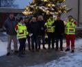 Bild: snn
Die Ausrichter des Hohenkemnather Adventsmarkts übergeben eine Spende an die First Respondern (von links): Christian Wenkmann, Corinna Eisner, Johannes Wenkmann, Hans Wenkmann, Hermann Knauer, Josef Graml, Achim Kuchenbecker und Stefan Götz.