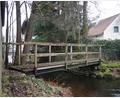 Bild: wel
Diese Brücke über den Bach, die der Stadt Schönsee gehört, ist Teil des Kirchsteigs. Dieser schmale Weg (links im Bild) wurde aus Sicherheitsgründen gesperrt.