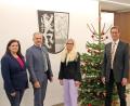 Bild: Landratsamt Tirschenreuth, Fabian Polster/exb
Regierungsdirektorin Regina Kestel, Landrat Roland Grillmeier (von links) und Regierungsdirektor Markus Zapf begrüßen ihre neue Kollegin, Regierungsrätin Nina-Katharina Haller.