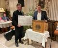 Bild: wku
Christian Bär (rechts), der Präsident des Auerbacher Rotary-Clubs, übergibt Pfarrer Hans Zeltsperger eine Spende für die Burgkapelle Breitenstein.