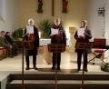 Bild: gi
Der "Eslarner Dreigsang" gestaltete eindrucksvoll das Adventskonzert in der Kirche in Tröbes zu Gunsten von Pater Ferdinand. Zwischen den Gesangsstücken brachten Richard Reger und Max Frischholz (links) teils lustige Stücke zu Gehör.