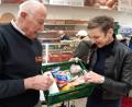 Bild: Kunz
Maria Schmidt zeigt sich beeindruckt vom Angebot in der "Tafel". Josef Gebhardt benötigt die Spenden dringend.